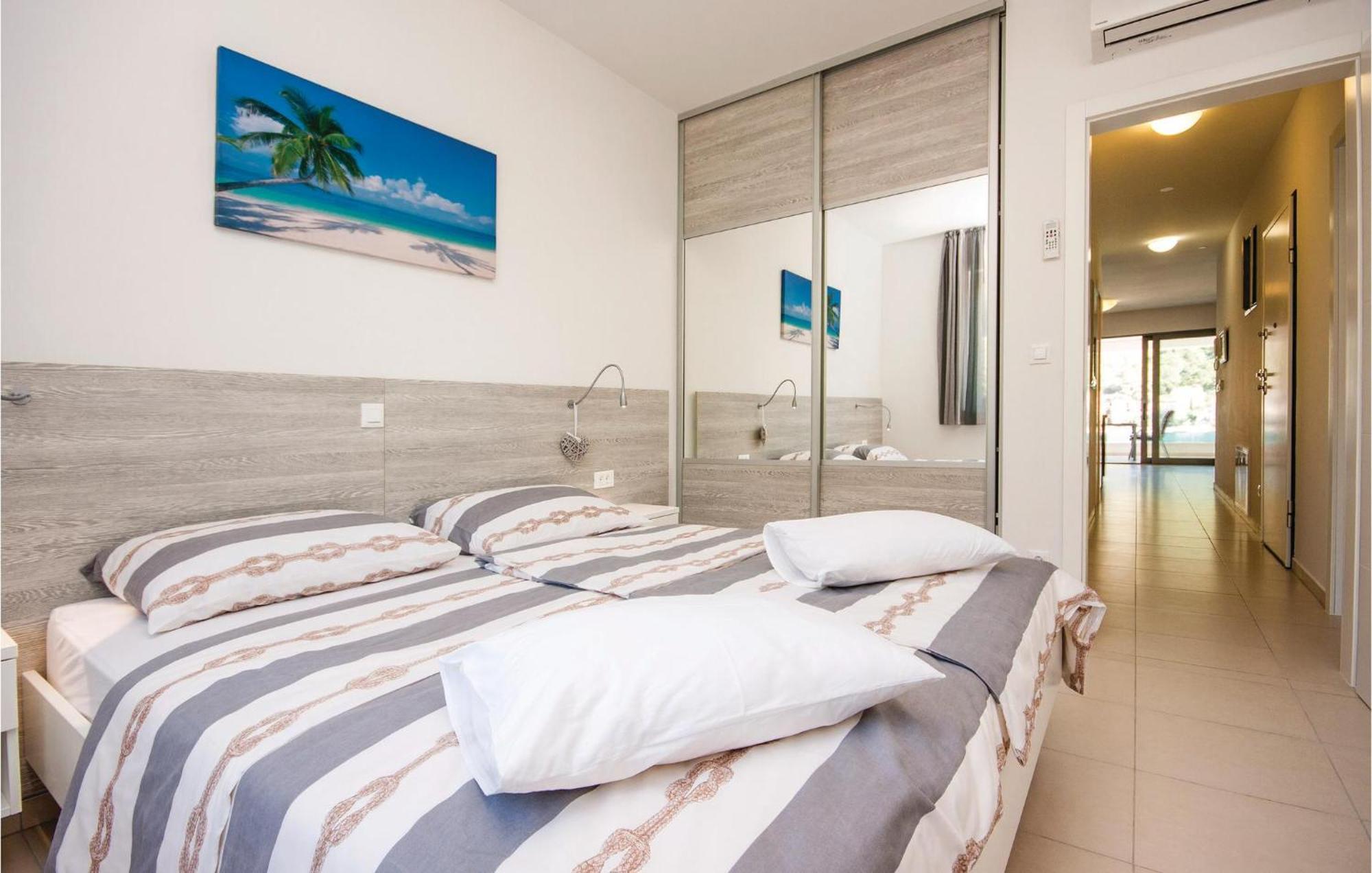 Stunning Apartment In Grebastica With Kitchen Exterior photo